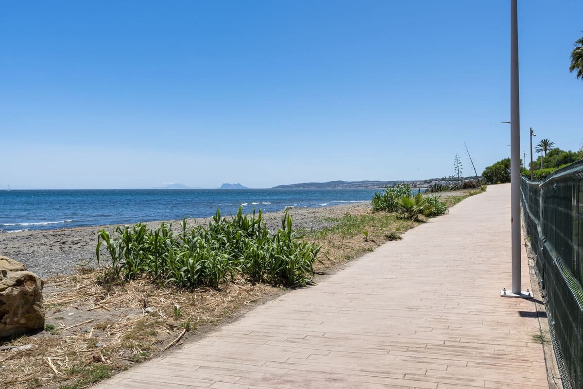 Apartamento de 3 habitaciones en Estepona en venta con piscina garaje - 965.000 € (Ref: 9108070)