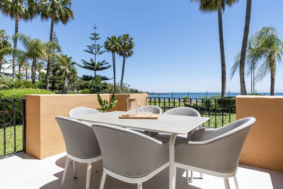 Apartamento de 3 habitaciones en Estepona en venta con piscina garaje - 965.000 € (Ref: 9108070)