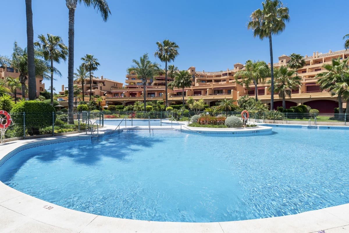 Apartamento de 3 habitaciones en Estepona en venta con piscina garaje - 965.000 € (Ref: 9108070)
