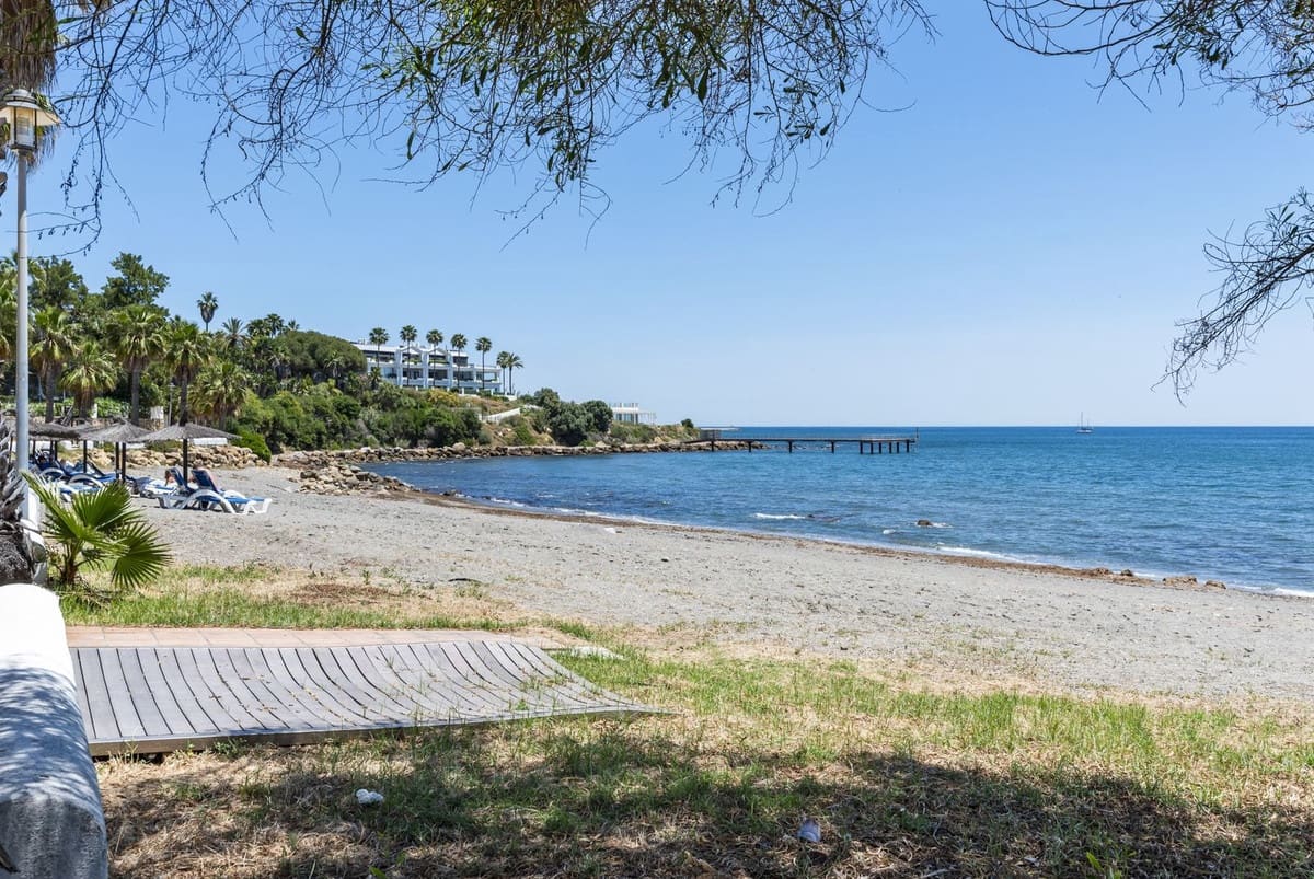 Apartamento de 3 habitaciones en Estepona en venta con piscina garaje - 965.000 € (Ref: 9108070)