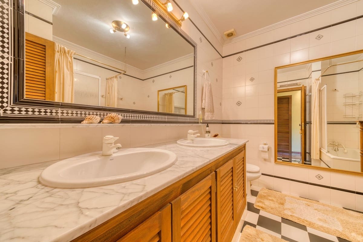 3 bedroom Townhouse for sale in Benahavis - € 375,000 (Ref: 9115567)