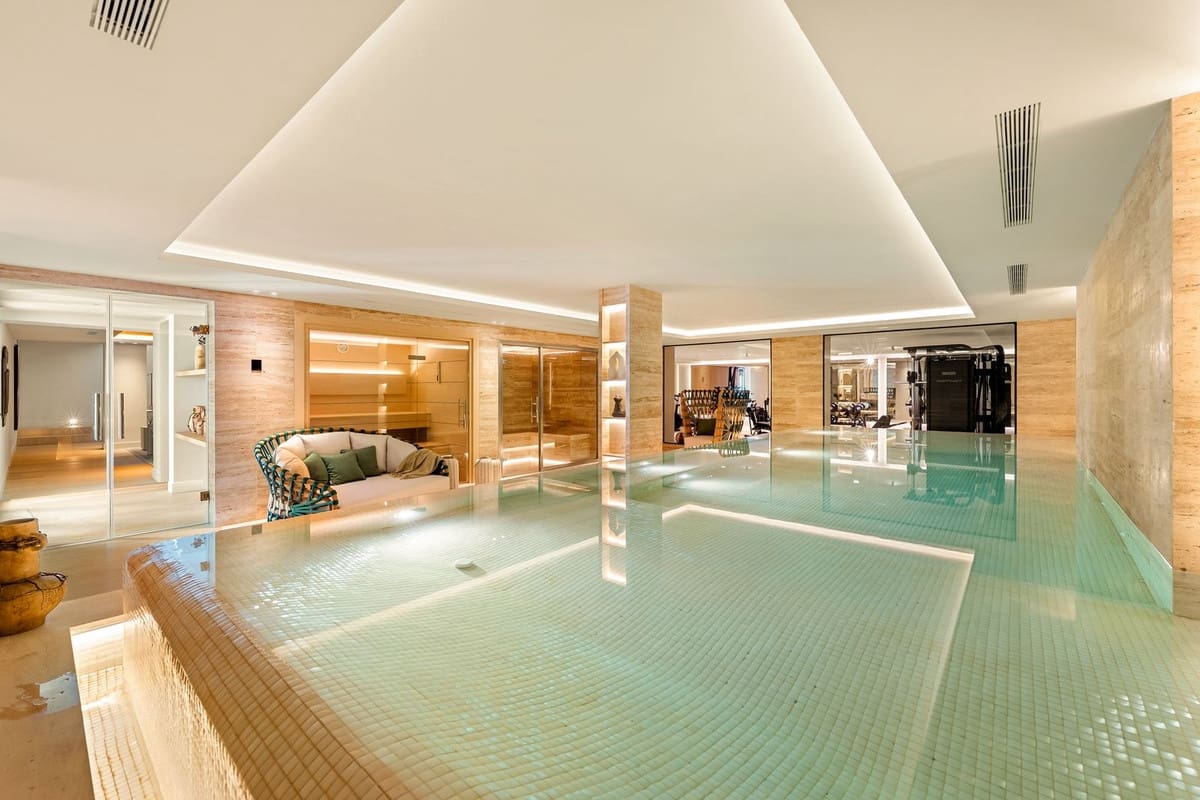 6 soverom Villa til salgs i Aloha Golf med svømmebasseng garasje - € 8 650 000 (Ref: 9115569)