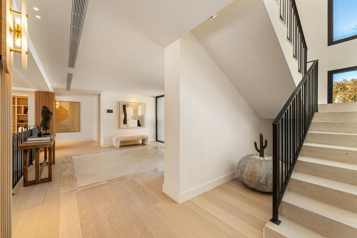 6 soverom Villa til salgs i Aloha Golf med svømmebasseng garasje - € 8 650 000 (Ref: 9115569)