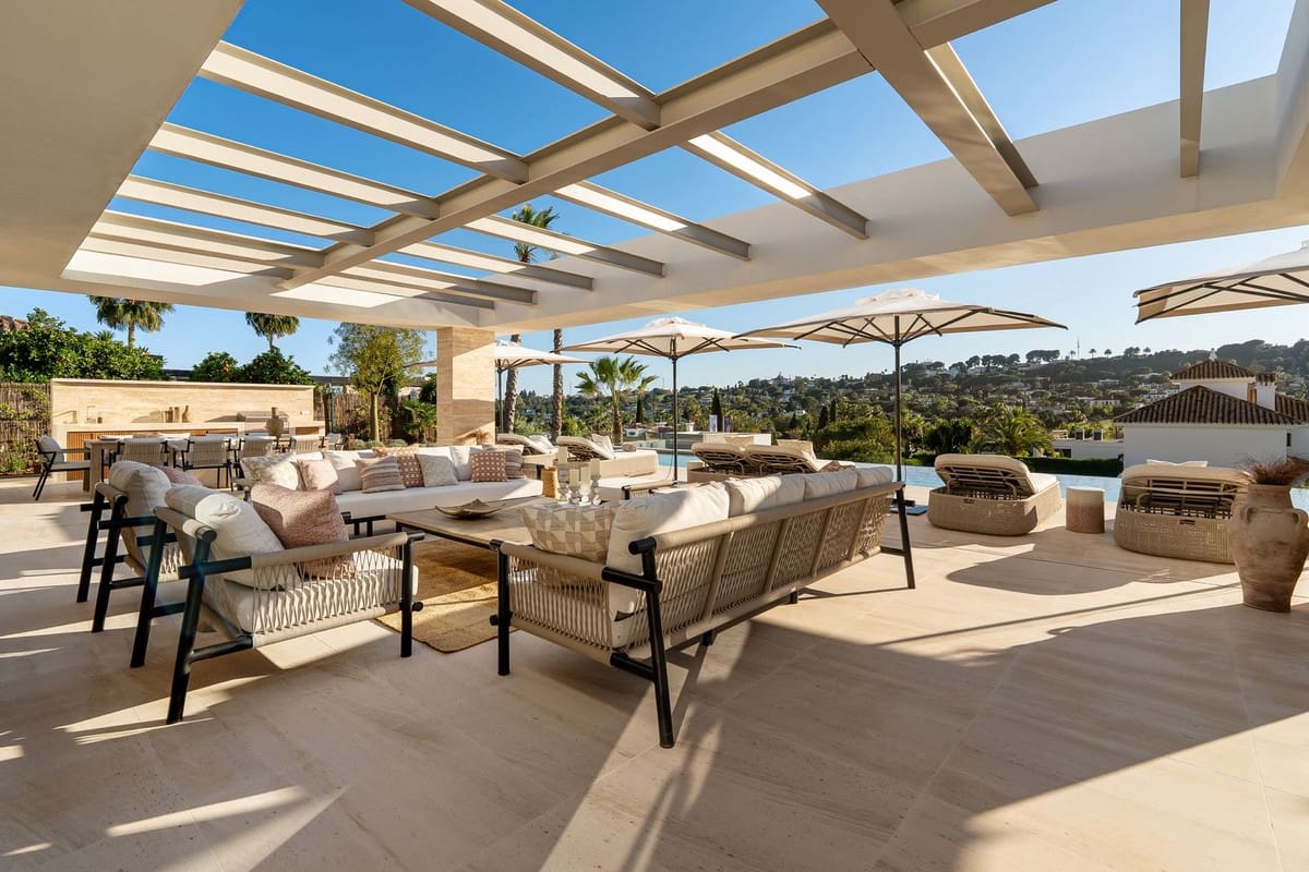 6 bedroom Villa for sale in Aloha Golf with pool garage - € 8,650,000 (Ref: 9115569)