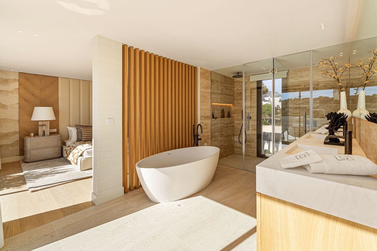 6 bedroom Villa for sale in Aloha Golf with pool garage - € 8,650,000 (Ref: 9115569)