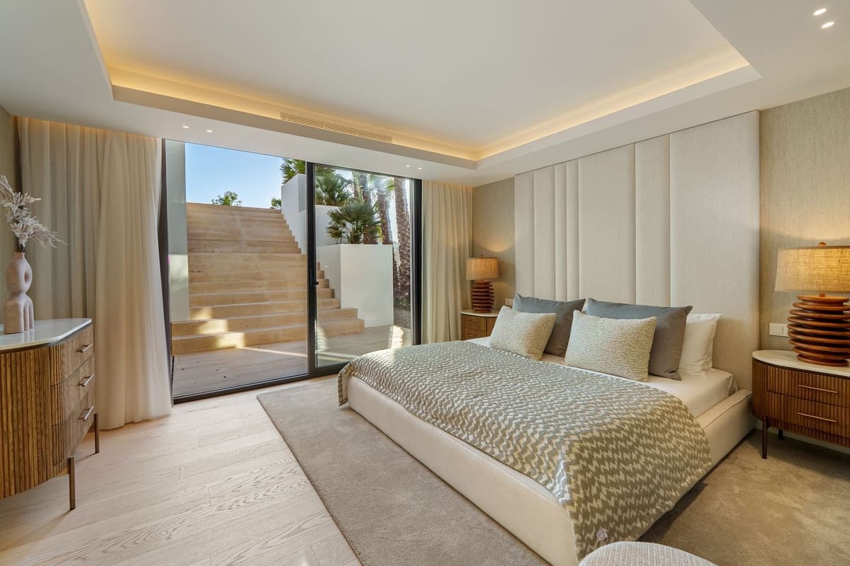 6 bedroom Villa for sale in Aloha Golf with pool garage - € 8,650,000 (Ref: 9115569)