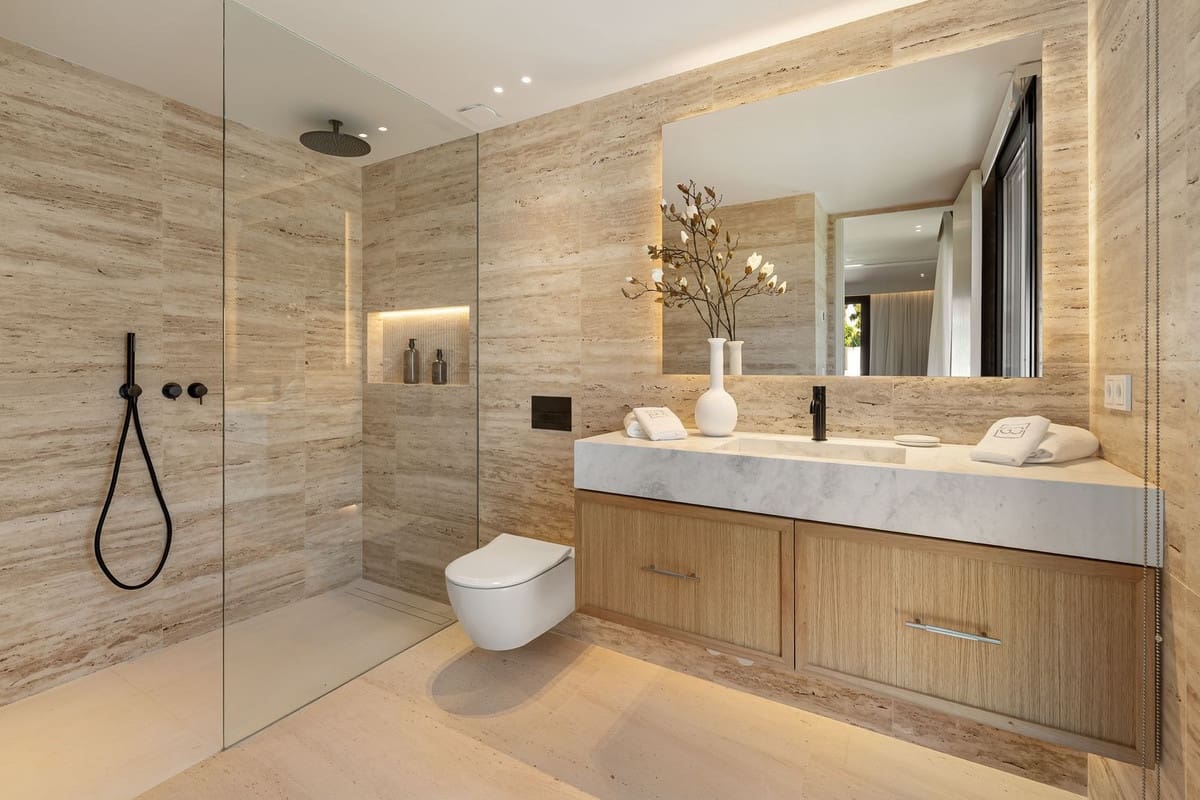 6 bedroom Villa for sale in Aloha Golf with pool garage - € 8,650,000 (Ref: 9115569)