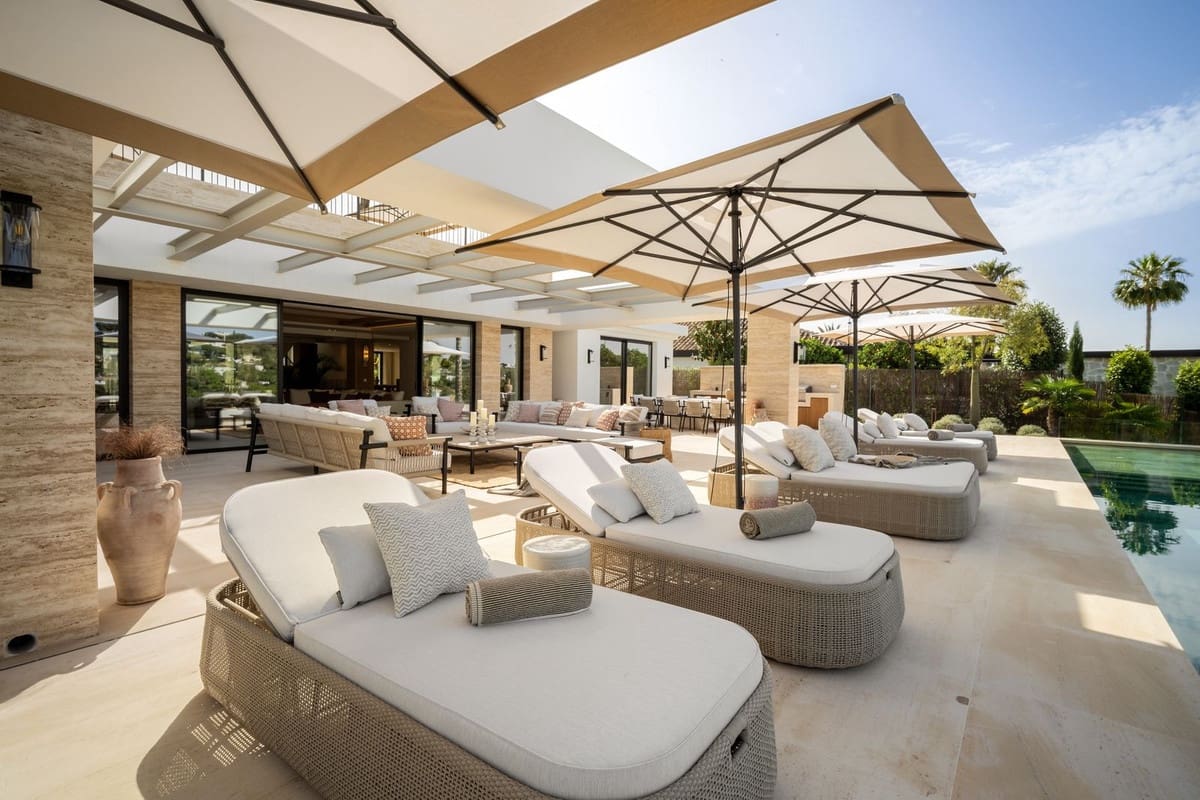 6 bedroom Villa for sale in Aloha Golf with pool garage - € 8,650,000 (Ref: 9115569)