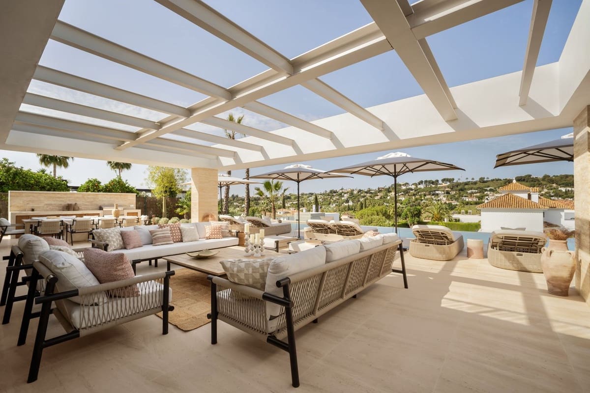 6 bedroom Villa for sale in Aloha Golf with pool garage - € 8,650,000 (Ref: 9115569)