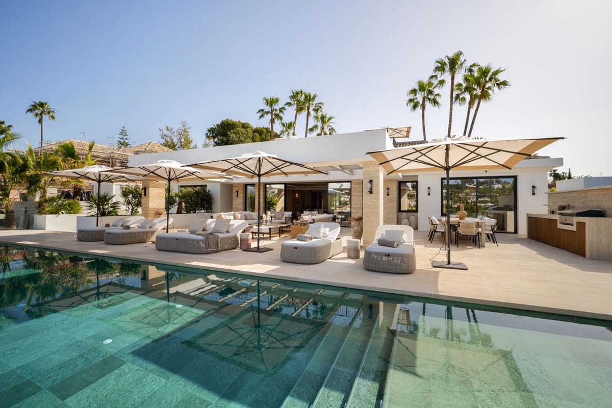 6 bedroom Villa for sale in Aloha Golf with pool garage - € 8,650,000 (Ref: 9115569)