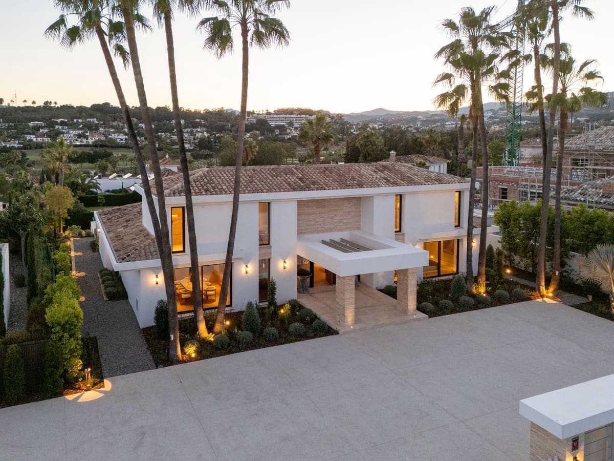 6 bedroom Villa for sale in Aloha Golf with pool garage - € 8,650,000 (Ref: 9115569)