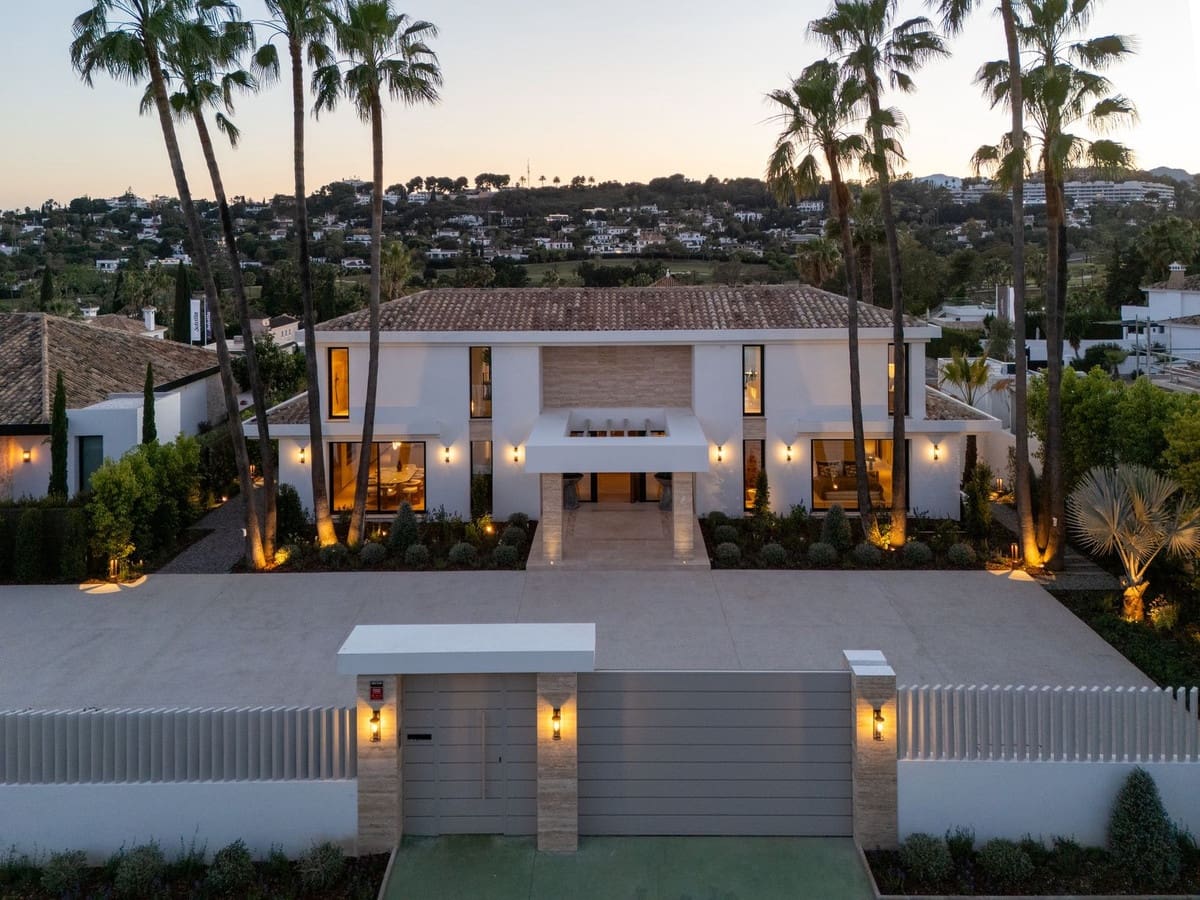 6 bedroom Villa for sale in Aloha Golf with pool garage - € 8,650,000 (Ref: 9115569)