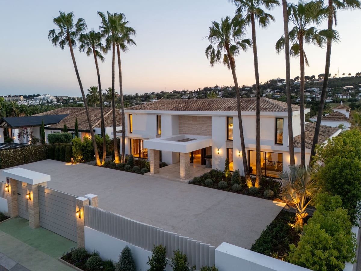 6 bedroom Villa for sale in Aloha Golf with pool garage - € 8,650,000 (Ref: 9115569)