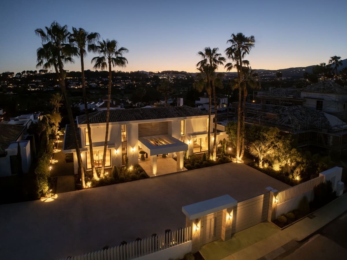 6 bedroom Villa for sale in Aloha Golf with pool garage - € 8,650,000 (Ref: 9115569)