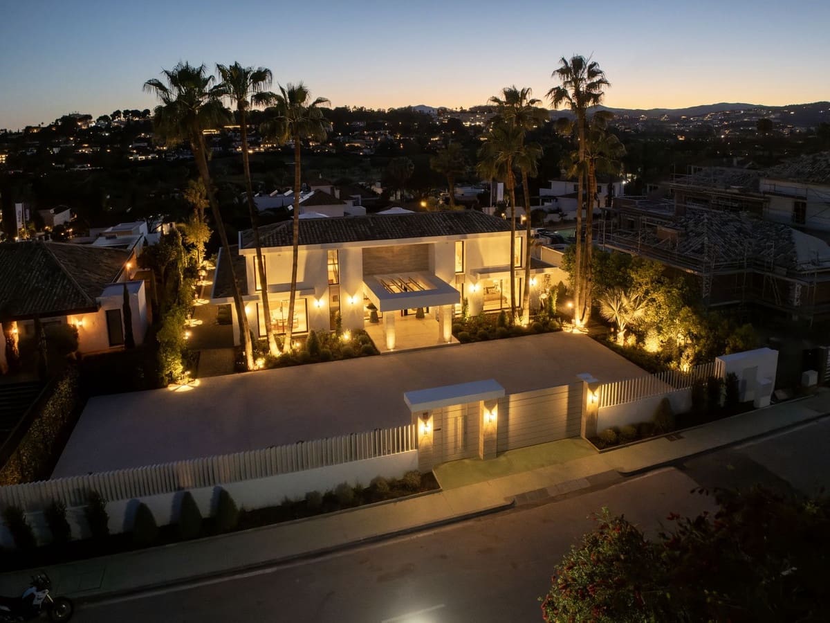 6 bedroom Villa for sale in Aloha Golf with pool garage - € 8,650,000 (Ref: 9115569)