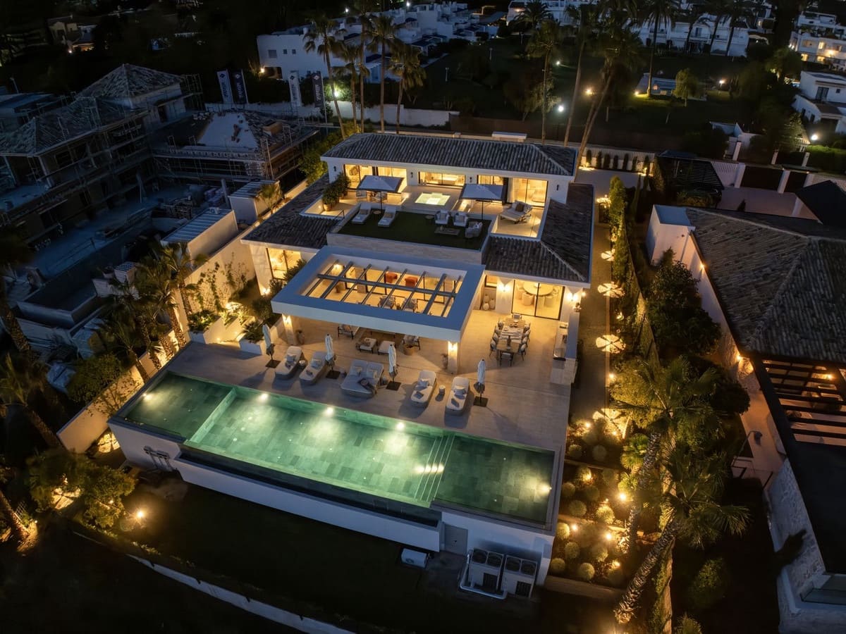 6 bedroom Villa for sale in Aloha Golf with pool garage - € 8,650,000 (Ref: 9115569)