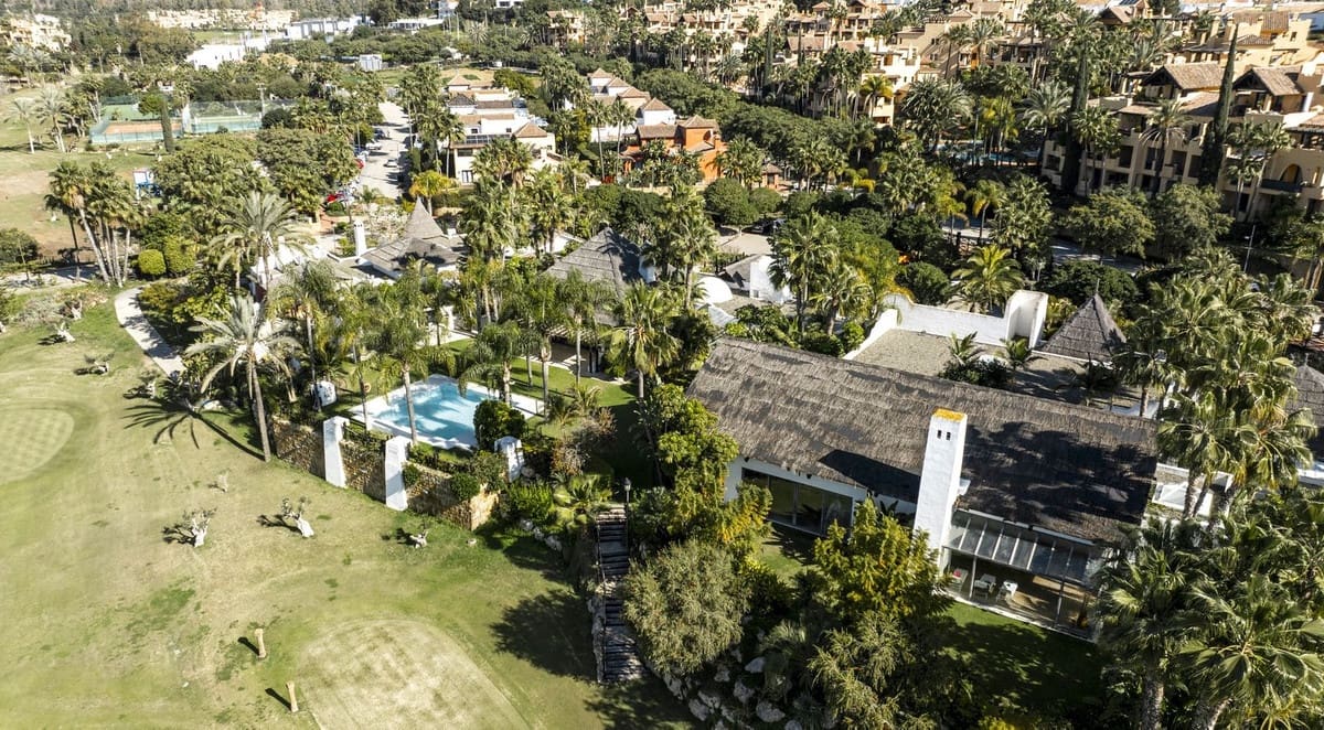 5 bedroom Villa for sale in Estepona with pool garage - € 1,950,000 (Ref: 9144558)