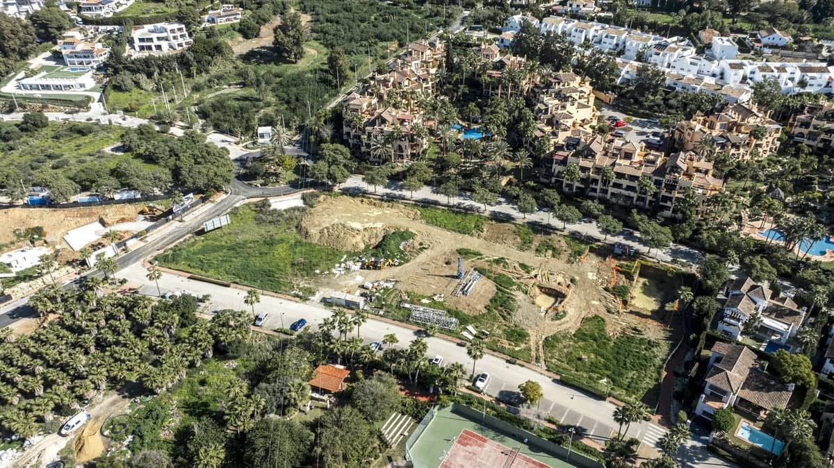 5 bedroom Villa for sale in Estepona with pool garage - € 1,950,000 (Ref: 9144558)