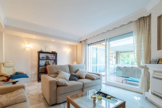 3 makuuhuone Omakotitalo myytävänä paikassa Marbella mukana uima-altaan 
autotalli - 690 000 € (Ref: 9162692)