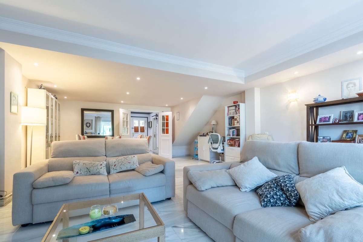 3 makuuhuone Omakotitalo myytävänä paikassa Marbella mukana uima-altaan 
autotalli - 690 000 € (Ref: 9162692)