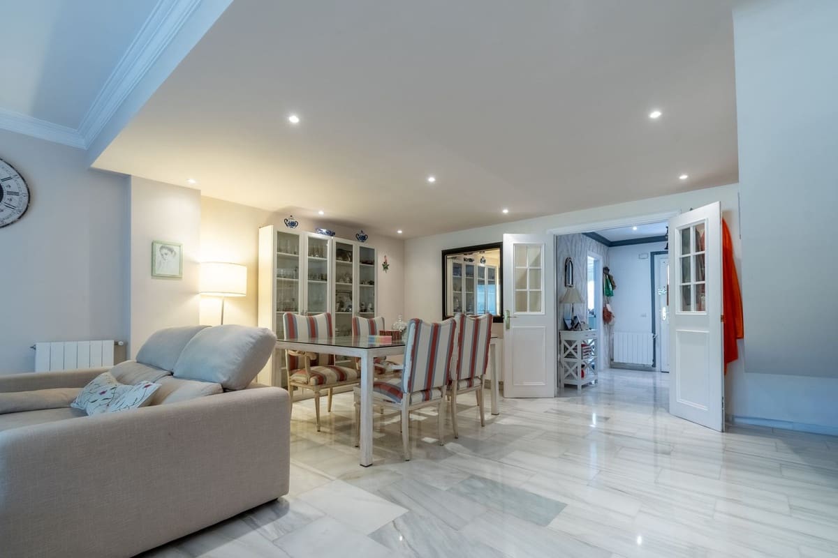 3 makuuhuone Omakotitalo myytävänä paikassa Marbella mukana uima-altaan 
autotalli - 690 000 € (Ref: 9162692)