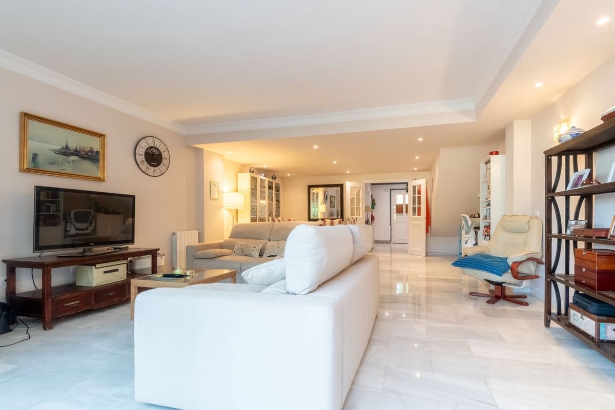 3 makuuhuone Omakotitalo myytävänä paikassa Marbella mukana uima-altaan 
autotalli - 690 000 € (Ref: 9162692)