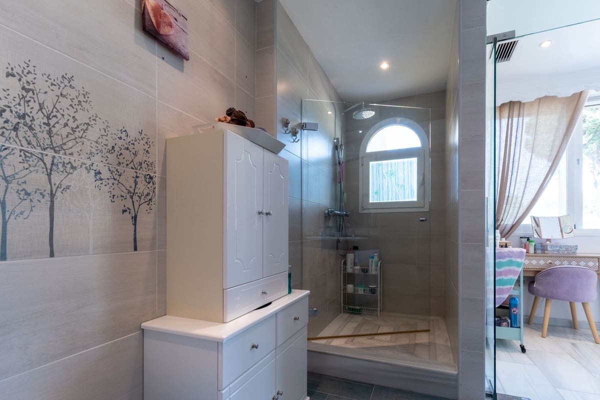 3 makuuhuone Omakotitalo myytävänä paikassa Marbella mukana uima-altaan 
autotalli - 690 000 € (Ref: 9162692)