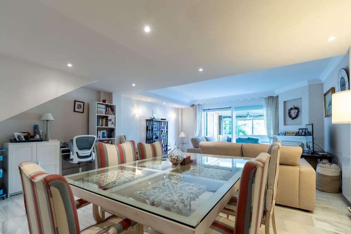 3 makuuhuone Omakotitalo myytävänä paikassa Marbella mukana uima-altaan 
autotalli - 690 000 € (Ref: 9162692)