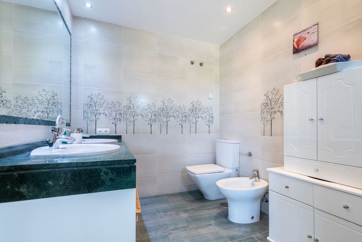 3 makuuhuone Omakotitalo myytävänä paikassa Marbella mukana uima-altaan 
autotalli - 690 000 € (Ref: 9162692)