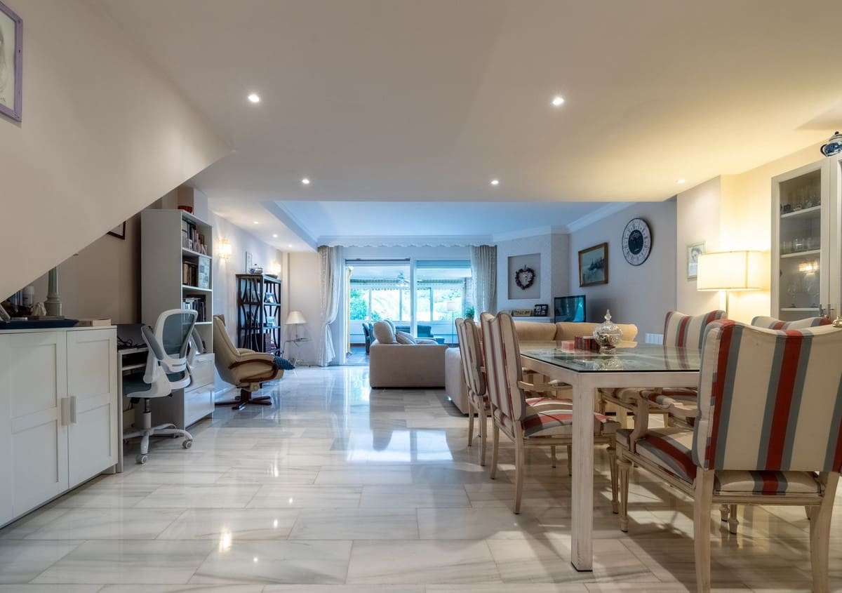 3 makuuhuone Omakotitalo myytävänä paikassa Marbella mukana uima-altaan 
autotalli - 690 000 € (Ref: 9162692)