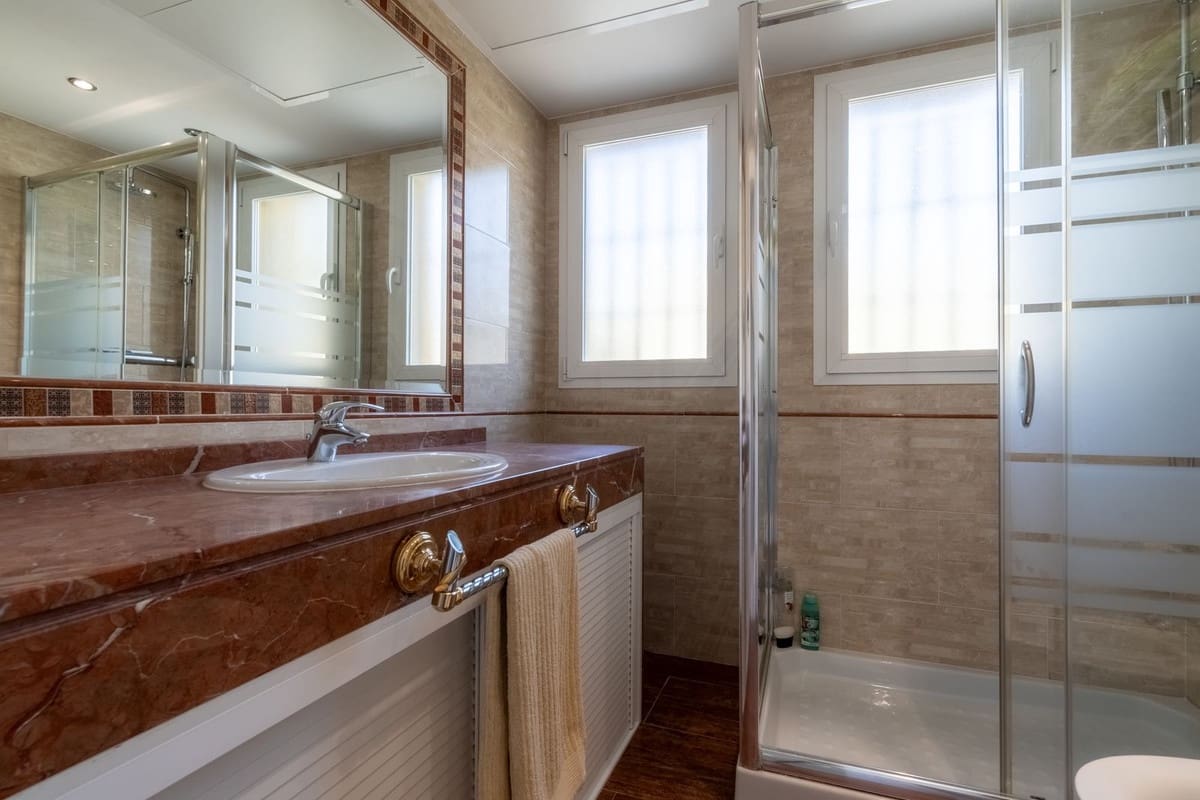 3 makuuhuone Omakotitalo myytävänä paikassa Marbella mukana uima-altaan 
autotalli - 690 000 € (Ref: 9162692)