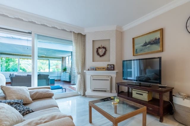 3 makuuhuone Omakotitalo myytävänä paikassa Marbella mukana uima-altaan 
autotalli - 690 000 € (Ref: 9162692)