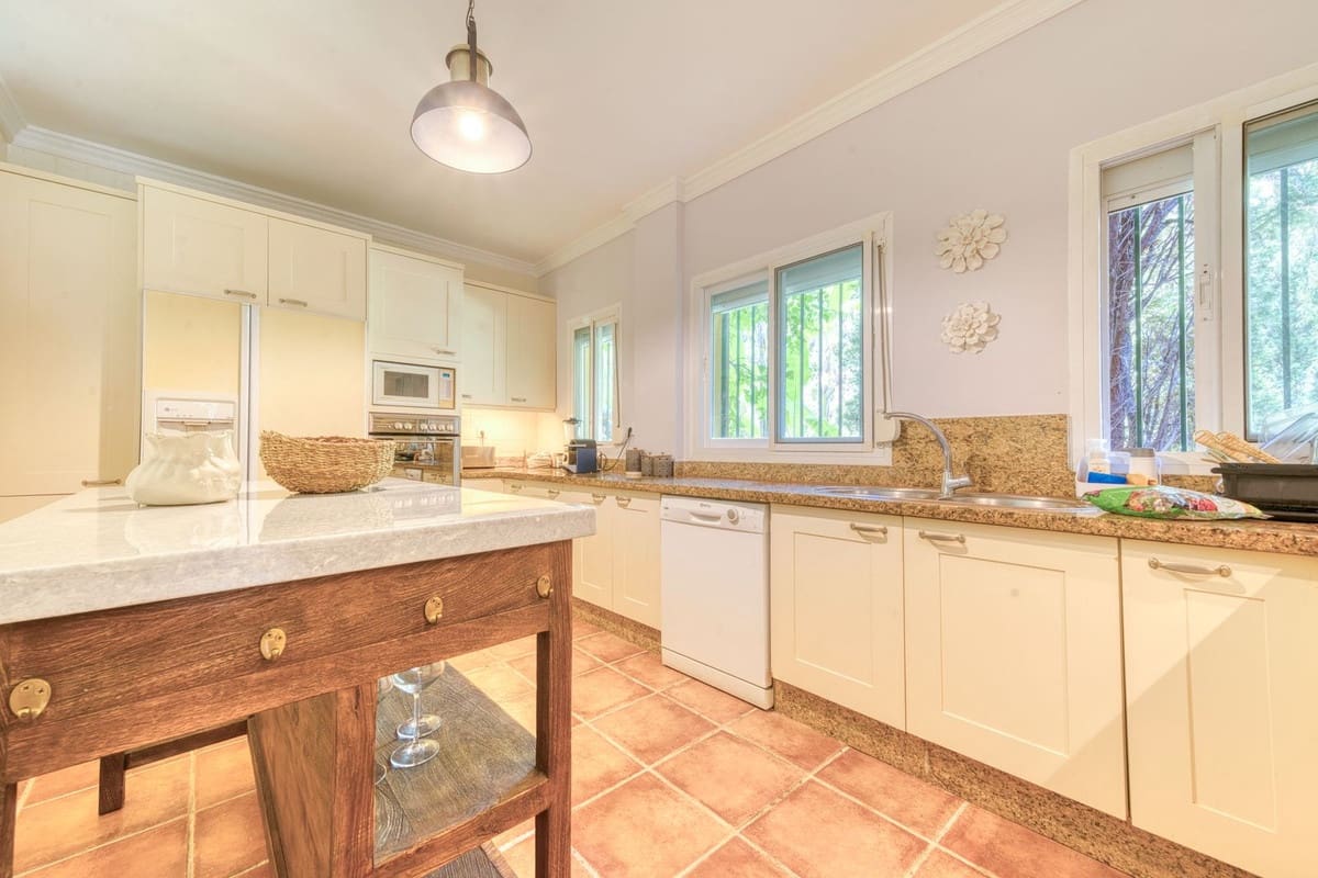 6 soveværelse Villa til leje i Nueva Andalucia med swimmingpool garage - € 9.000 (Ref: 9163310)