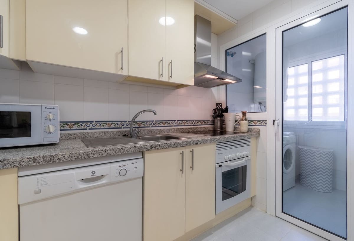 2 soveværelse Lejlighed til salg i La Duquesa / Puerto de la Duquesa med swimmingpool garage - € 250.000 (Ref: 9168260)