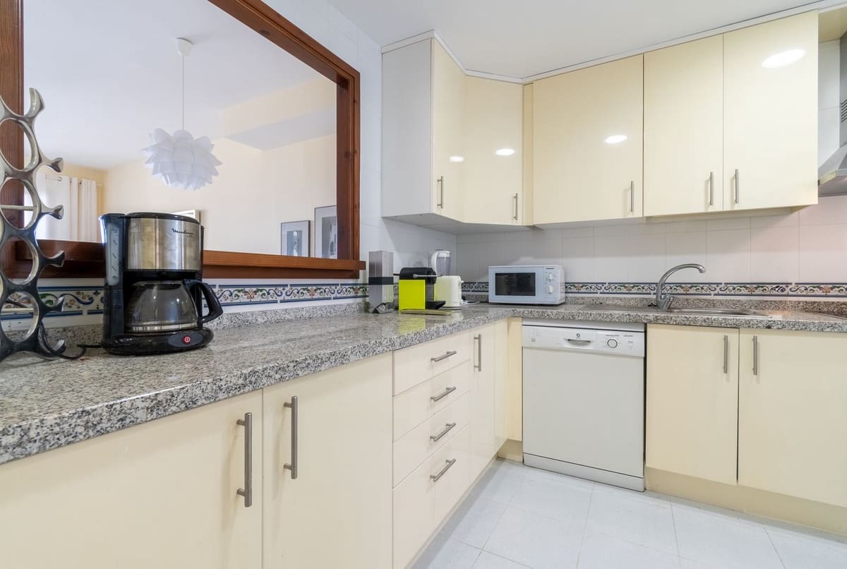 2 soveværelse Lejlighed til salg i La Duquesa / Puerto de la Duquesa med swimmingpool garage - € 250.000 (Ref: 9168260)