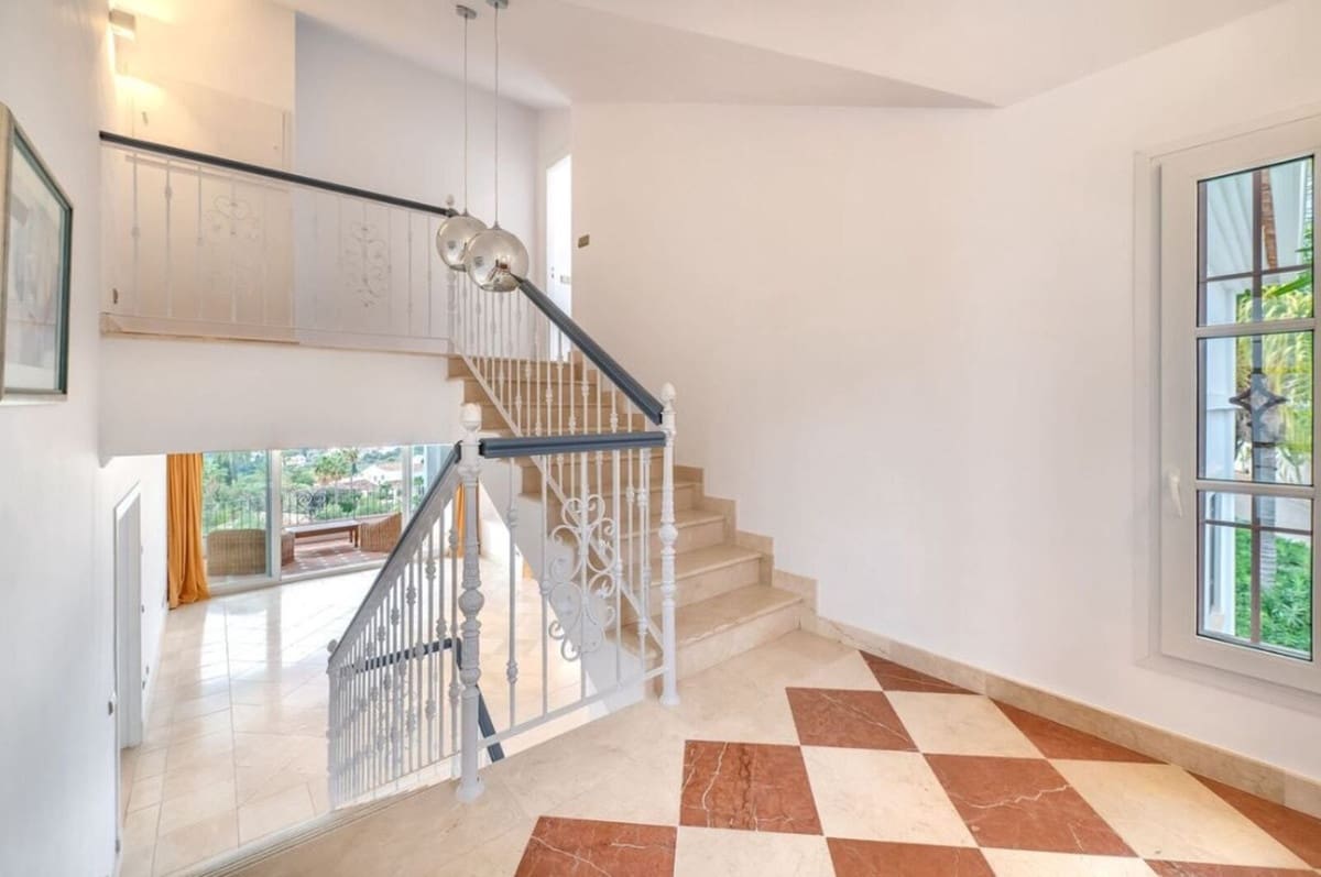 4 bedroom Villa for sale in Marbella with pool garage - € 1,990,000 (Ref: 9172345)