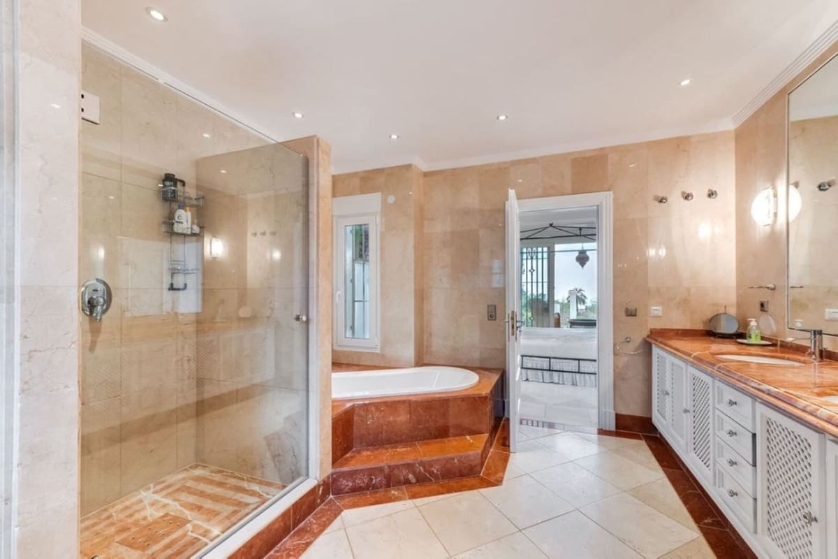 4 bedroom Villa for sale in Marbella with pool garage - € 1,990,000 (Ref: 9172345)