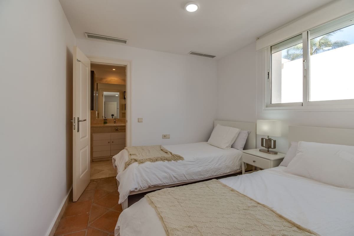 4 sypialnia Willa na sprzedaż w La Duquesa / Puerto de la Duquesa z basenem garażem - 699 000 € (Ref: 9176088)