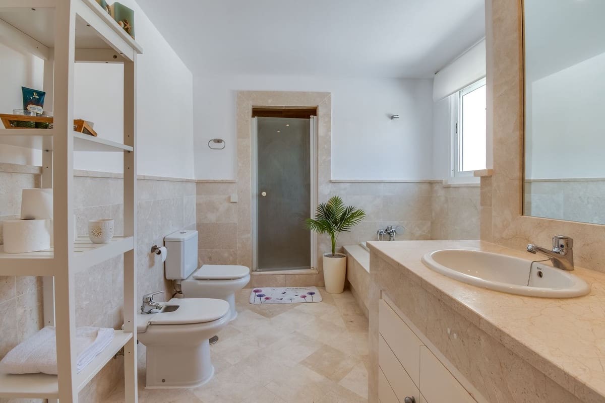 4 sypialnia Willa na sprzedaż w La Duquesa / Puerto de la Duquesa z basenem garażem - 699 000 € (Ref: 9176088)