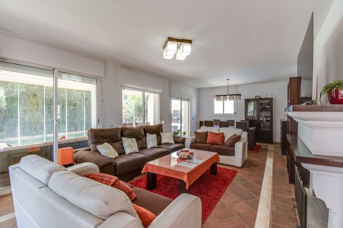 4 sypialnia Willa na sprzedaż w La Duquesa / Puerto de la Duquesa z basenem garażem - 699 000 € (Ref: 9176088)