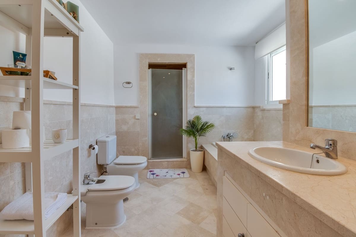 4 bedroom Villa for sale in La Duquesa / Puerto de la Duquesa with pool garage - € 699,000 (Ref: 9176088)