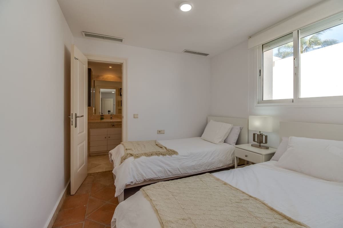 4 bedroom Villa for sale in La Duquesa / Puerto de la Duquesa with pool garage - € 699,000 (Ref: 9176088)