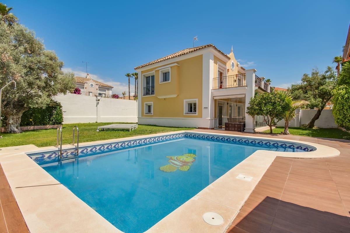 4 bedroom Villa for sale in La Duquesa / Puerto de la Duquesa with pool garage - € 699,000 (Ref: 9176088)