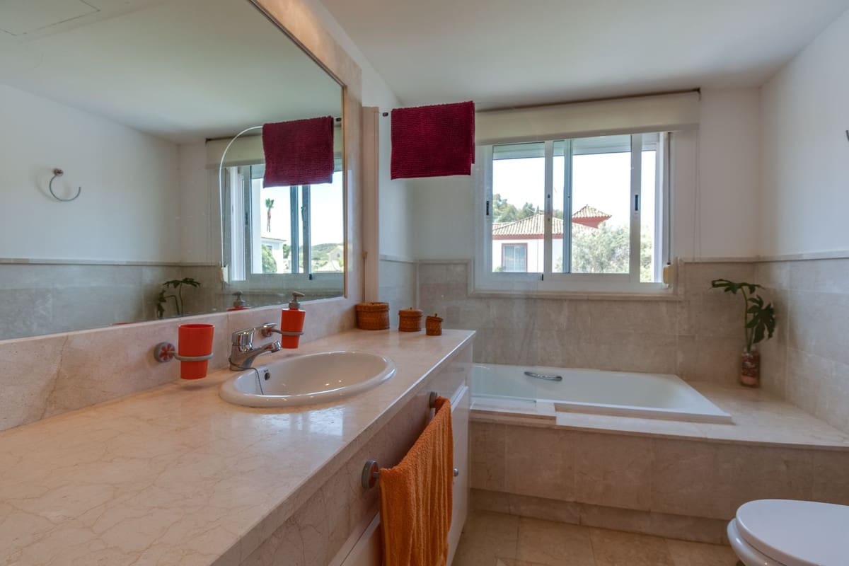 4 bedroom Villa for sale in La Duquesa / Puerto de la Duquesa with pool garage - € 699,000 (Ref: 9176088)