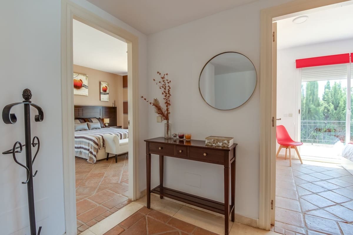 4 bedroom Villa for sale in La Duquesa / Puerto de la Duquesa with pool garage - € 699,000 (Ref: 9176088)