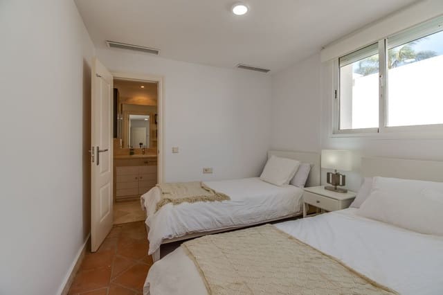 4 chambre Villa/Maison à vendre à La Duquesa / Puerto de la Duquesa, Manilva avec piscine garage - 699 000 € (Ref: 9176088)