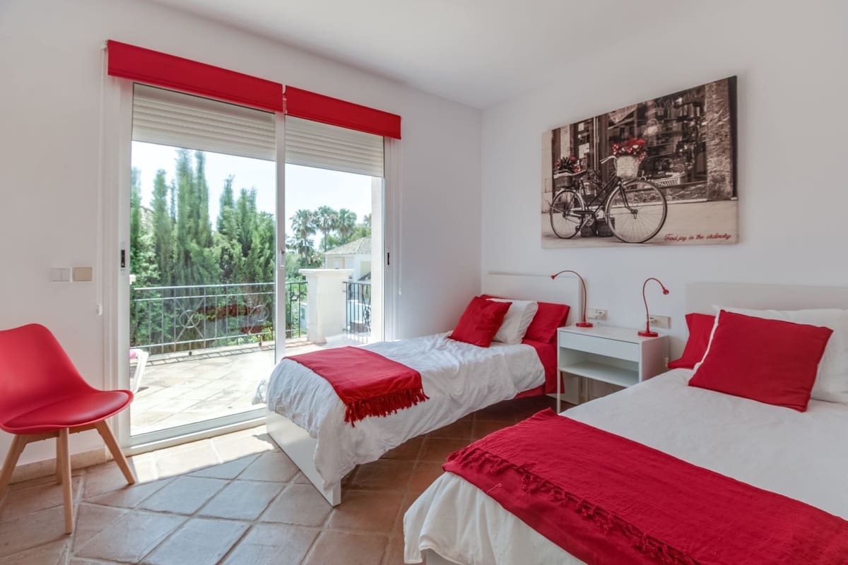 4 makuuhuone Huvila myytävänä paikassa La Duquesa / Puerto de la Duquesa mukana uima-altaan 
autotalli - 699 000 € (Ref: 9176088)