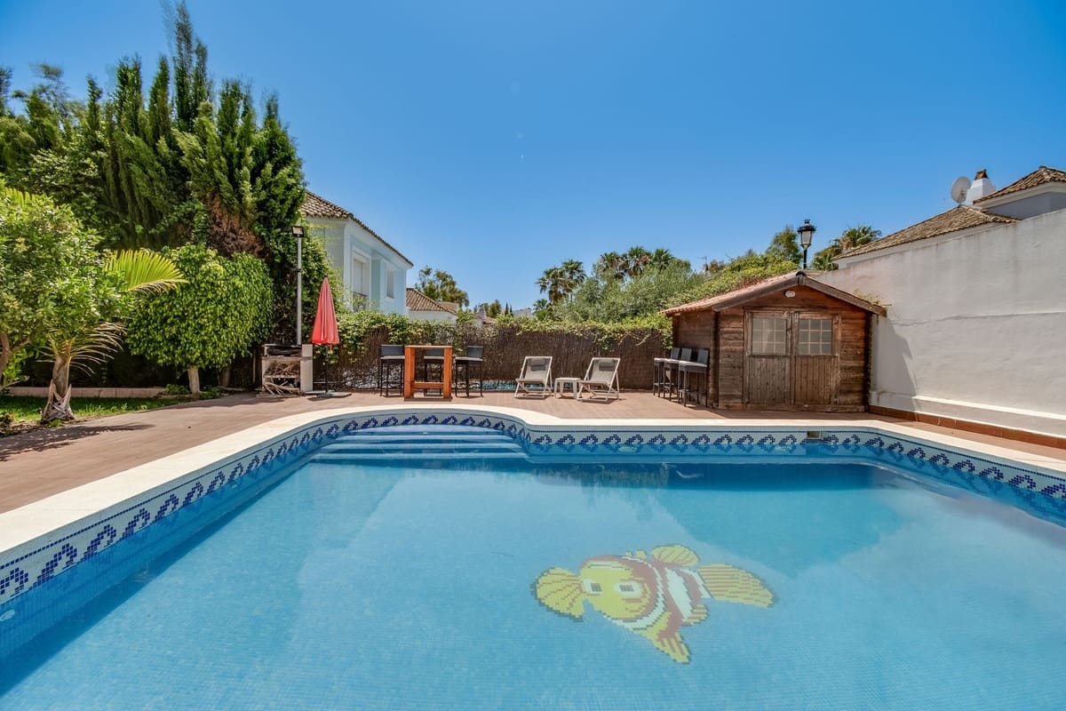 4 makuuhuone Huvila myytävänä paikassa La Duquesa / Puerto de la Duquesa mukana uima-altaan 
autotalli - 699 000 € (Ref: 9176088)