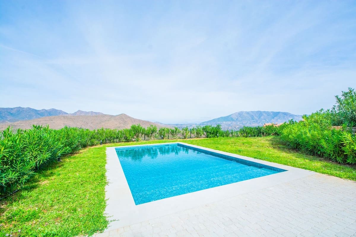 4 bedroom Villa for sale in Marbella with pool garage - € 2,195,000 (Ref: 9186035)