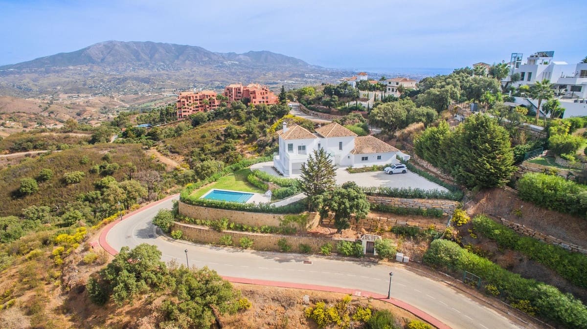 4 bedroom Villa for sale in Marbella with pool garage - € 2,195,000 (Ref: 9186035)